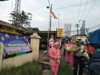 Polsek Cisoka Bagikan Takjil Kepada Pengguna Jalan