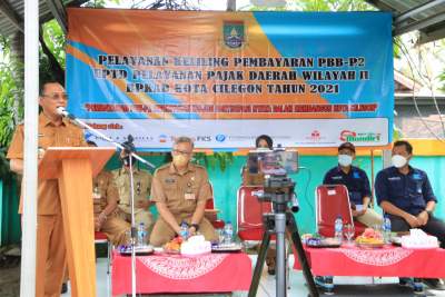 Walikota Cilegon, Helldy Agustian hadir dalam kegiatan pelayanan keliling pembayaran PBB-P2 UPTD pelayanan pajak daerah wilayah ll BPKAD Kota Cilegon tahun 2021 yang bertempat di Kantor Kelurahan Taman Baru, Selasa (9/11/2021).