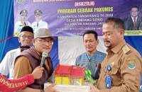 Camat Sindang Jaya Hadiri Penyerahan Bedah Rumah Gebrak Pak Kumis