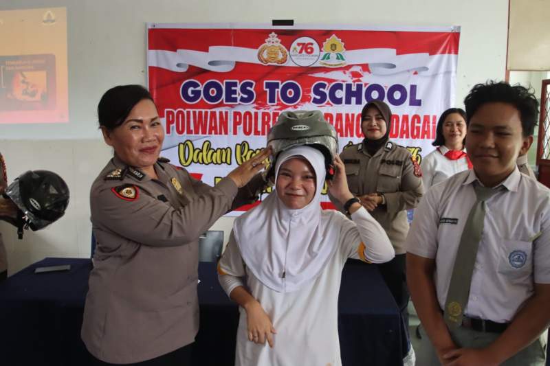 Semarakkan HUT ke-76, Polwan Polres Serdang Bedagai Goes To School dan Bakti Sosial di Tengah Masyarakat