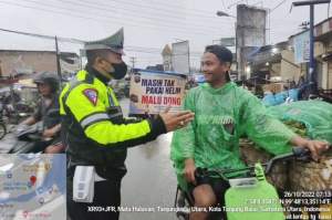 Himbauan Pakai Helm Saat Berkendaraan Setiap Hari di Laksanakan Personil Satlantas Polres Tanjungbalai Demi Tertib Lalulintas