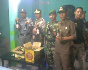 Polsek Ciruas Razia Tempat Hiburan Malam, Ratusan Botol Miras Disita