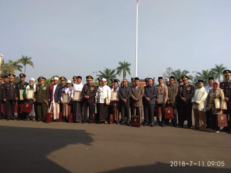 HUT Bhayangkara, Kapolda Banten Berikan Penghargaan