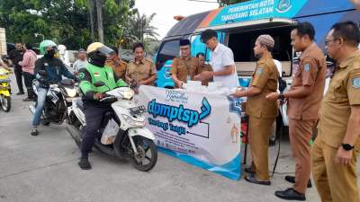 Kepala DPMPTSP Kota Tangsel saat bagikan takjil di kawasan Islamic Center, BSD Serpong.