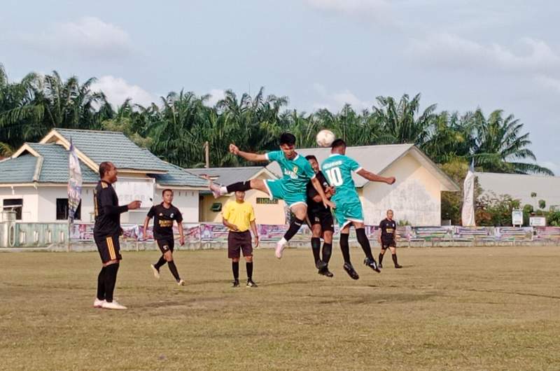 Pemain kedua kesebelasan berebut bola dalam pertandingan sengit yang berakhir dengan kemenangan tipis Sei Rampah.