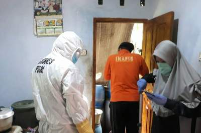 Petugas Polres Cilegon saat olah TKP atas meninggalnya Juhdar dikediamannya.