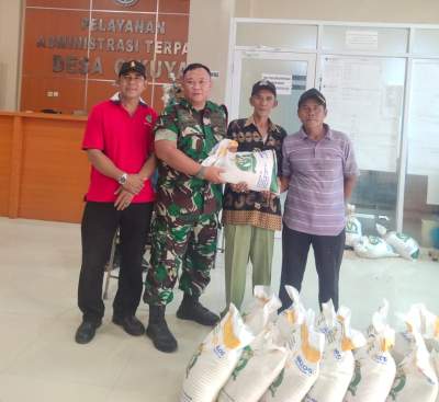 Warga Desa Cikuya Terima Bantuan Beras Pemerintah Pusat