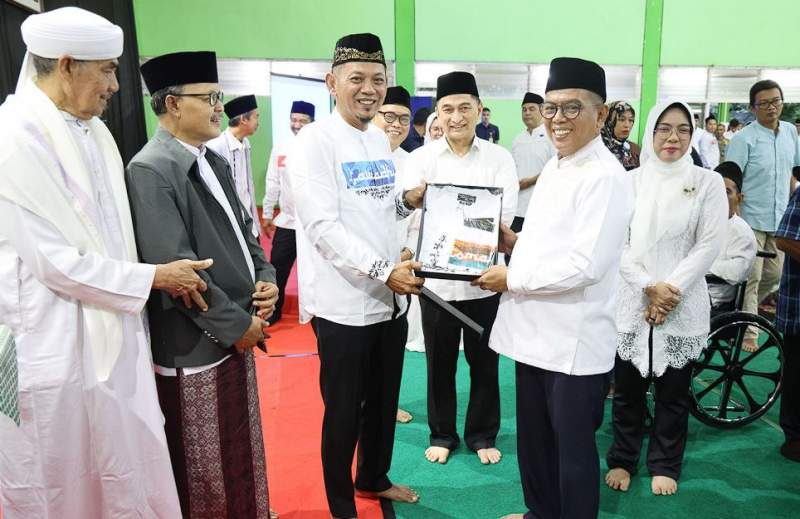 Safari Ramadan di Al Khairiyah, Gubernur Andra Soni Paparkan Program Sekolah Gratis