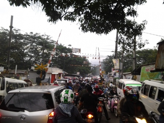Pondok Ranji- Situasi macet hampir setiap hari jadi pemandangan di perlintasan KA Pdk Ranji, (DT)