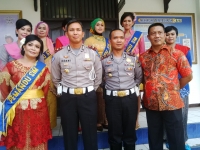 Peringati Hari Kartini, Sejumlah Polwan Pakai Kebaya