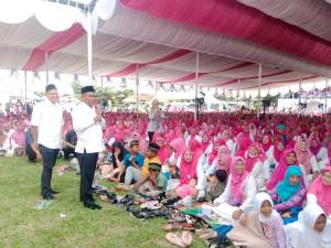 Calon bupati dan wakil bupati Serdang Bedagai pasangan Dambaan pidato politik di hadapan ribuan ibu-ibu pengajian.