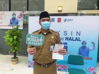 Kepala Kantor Kementerian Agama Kota Tangsel, Abdul Rozak, usai di vaksinasi.