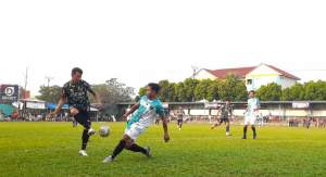 Bek kanan Fortuda Ciledug, Abau berusaha menendang bola dari hadangan pemain Pasmod saat laga babak 32 besar Pakujaya Cup 8, Kamis (22/6/2023).