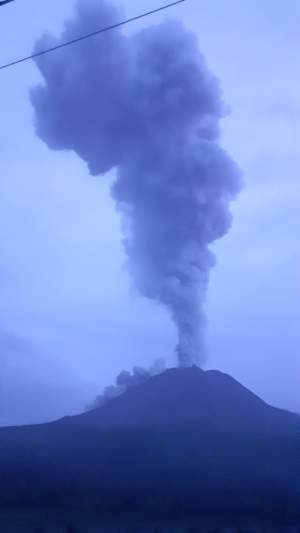 Gunung Sinabung Erupsi Semburkan Awan  Panas Keudara