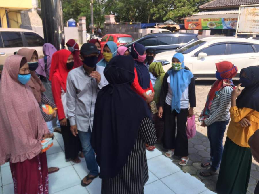 Belasan emak-emak dari Lingkungan Cirahab, Kelurahan Samangraya, Kecamatan Citangkil mendatangi kantor Dinsos Kota Cilegon mempertanyakan bantuan sosisal Senin (6/7/2020).