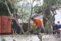 Bogor- Slamet pelaku pembunuhan di Villa sedang melakukan rekontruksi adegan pembunuhan. (dt)