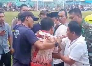 Edy Mamat (jersey putih merah) saat dibawa kepinggir lapangan oleh panitia turnamen sepakbola Pakujaya Cup 7.