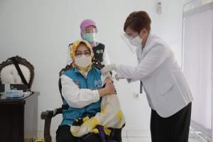 Walikota Tangsel Airin Rachmi Diany, saat disuntik vaksin di Pendopo Pemkab Tangerang, Kamis (14/1/2021)