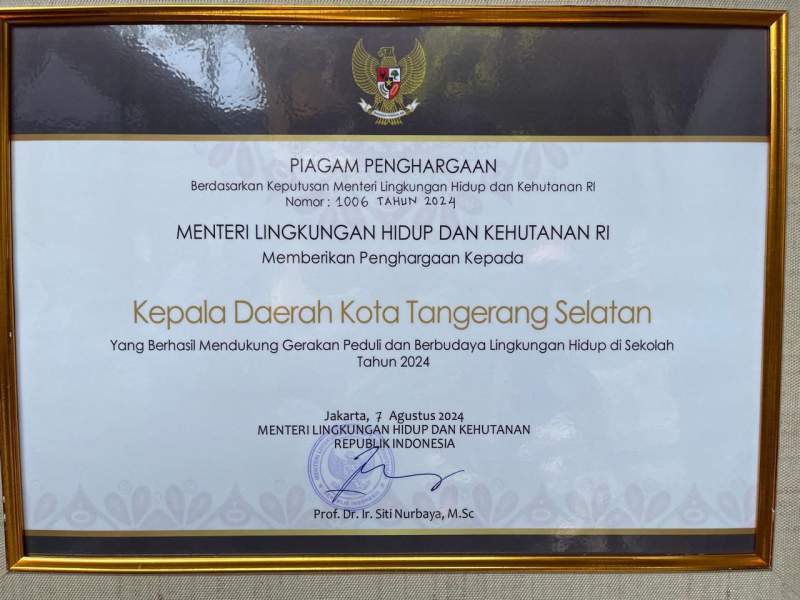 Dukung Gerakan Sekolah Adiwiyata di Tangsel, Benyamin Raih Penghargaan dari KLHK