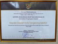 Dukung Gerakan Sekolah Adiwiyata di Tangsel, Benyamin Raih Penghargaan dari KLHK