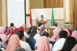 Penjabat Walikota Tebing Tinggi, Syarmadani membuka sosialisasi Kampung Keluarga Berkualitas