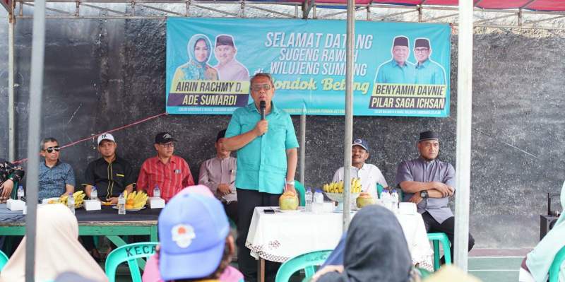  Calon wali kota Tangsel, Benyamin Davnie saat kampanye di Pondok Aren.