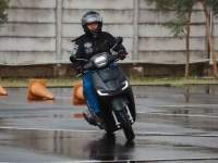 Ilustrasi pengendara motor.