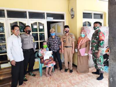 Kades Sarakan Antarkan langsung BLT DD Tahap II Kerumah Warga Lansia dan Orang Sakit