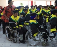 Para penyandang cacat diberi kesempatan kuliah S2 keluar negeri
