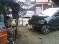 Diduga Mengantuk, Pejabat Banten Tabrak Mobil Dan Warung