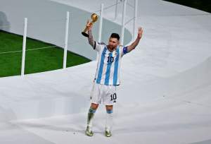 Kapten Timnas Argentina Lionel Messi saat angkat trofi Piala Dunia 2022.