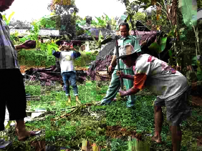 Kepala Desa dan Warga Melakukan Gotong Royong