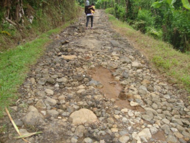 Jalan Amburadul, Warga Mengaku Geram