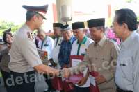 Polda Banten Serahkan Zakat