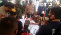 Operasi Yustisi di Pasar Modern BSD, Pelanggar PSBB Dikenai Denda Dan Sanksi Nyapu Sambil Bernyanyi Indonesia Raya