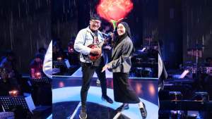 Gofar Mandolin bersama Lesti Kejora saat konser satu dekade perjalanan Lesti di Tennis Indoor Senayan, Jakarta.