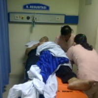 Jakarta- David warga kota tangerang menalami kecelakan di kebon Jeruk,jakarta,akibat jalan banyak lubang (DT)