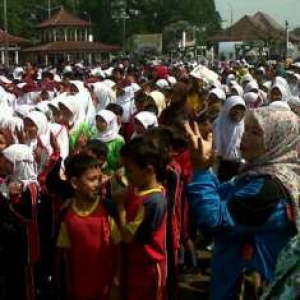 Seribuan anak dari Sekolah Dasar di Kota Serang, tengah melakukan cuci tangan, di Alun-Alun Barat Kota Serang, Selasa (29/10). 