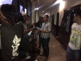 Anggota Punk yang terjaring Polisi sedang di data oleh Polrestro Tangerang Kota