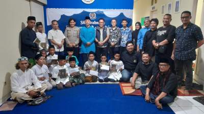 Jajaran pengurus PWI Kota Tangsel dan sejumlah perwakilan dari BJB dan PT Indah Kiat usai menggelar santunan yatim dan buka puasa bersama.