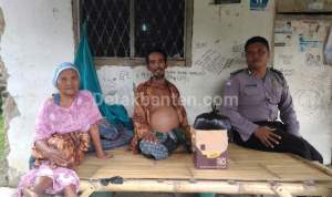 Atma, penderita penyakit aneh dikunjungi perwakilan Polsek Jawilan, Kabupaten Serang.