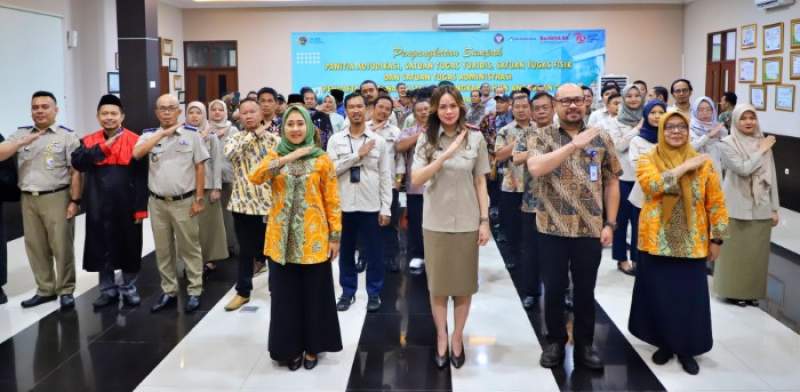 Kantah Tangsel Shinta Purwitasari usai mengamabil sumpah pantia adjukasi, Satgas yuridis, Satgas fisik dan Satgas Administrasi untuk PTSL 2024 di aula kantor pertanahan Tangsel. (foto.ist)