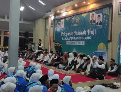 Abuya Muhtadi dan Abuya Murtadho Hadiri Pelepasan 425 Jemaah Haji Asal Pandeglang