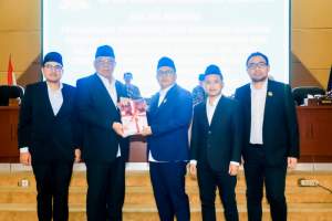 Wali Kota Benyamin Davnie dan Wakilnya, Pilar Saga Ichsan menyerahkan draf APBD Perubahan kepada pimpinan DPRD Tangsel dalam rapat paripurna.