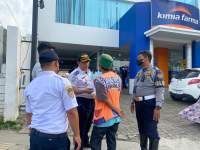 Kepala UPT Parkir Dishub Kota Cilegon Chandratika Arie Putranto saat menertibkan jukir di sepanjang Jalan Protokol Kota Cilegon, Senin (10/10/2022).
