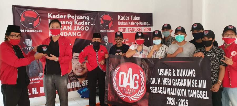Bung Hegar (kiri) saat menyerahkan topi perjuangan kepada Ketua DPD DAG Banten Irfandi Wongso disaksikan para pengurus DAG Tangsel, Sabtu (4/7/2020).
