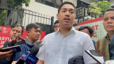 Kuasa Hukum AKBP Dody Prawiranegara, Adriel Viari Purba, saat menyambangi Mapolda Metro Jaya, Sabtu (22/10/2022) petang.