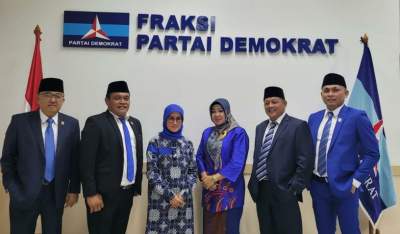 Iti Ovtavia Jayabaya saat berkunjung ke Fraksi Demokrat DPRD Tangsel. Iti Octavia didampingi Ketua Fraksi Demokrat Rizki Jonis, Yanto Ulay, Karlena, Wawan Syakir Darmawan dan Julham Firdaus.