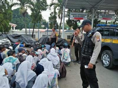 Antisipasi Tawuran, Kasat Binmas Polres Serang Kota, Amankan Euforia Kelulusan Siswa.
