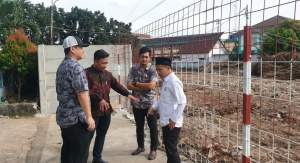 Wakil Ketua DPRD Tangsel, Mustopa saat menyambangi lokasi akses jalan SDN 01 Pondok Kacang Timur yang di pasangi pagar oleh pemilik lahan.